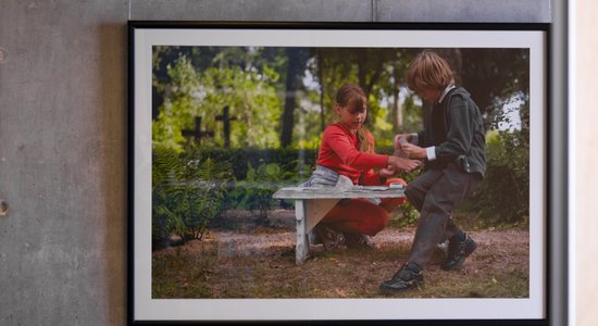 Atklāta fotogrāfa Deinata izstāde ar darbiem no filmas 'Mona'