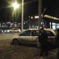 ФОТО: На Тейке трамвай протаранил автомобиль - пострадал депутат СЗК