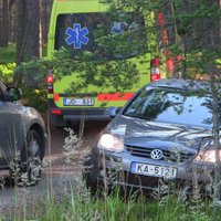 Nakti brīvsolī pavadījušais mazulis kopā ar mammu turpina atpūsties Abragciema kempingā