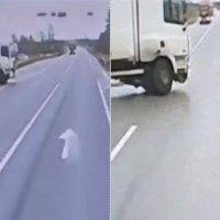 Video: Izvairoties no pēkšņi uz šosejas izbraukuša furgona, auto iebrauc grāvī