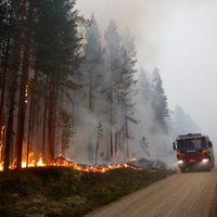 Zviedrijā cīņa ar mežu ugunsgrēkiem nebeidzas
