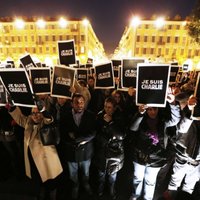 Tūkstošiem cilvēku visā Eiropā piemin apšaudē Parīzē nogalinātos