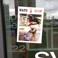 Полиция безопасности ищет лиц, расклеивших лозунги против НАТО