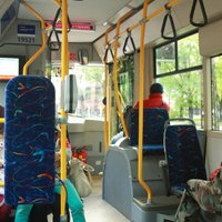 Еще на шести маршрутах общественного транспорта в Риге введут вход только через передние двери