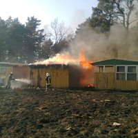 ФОТО: Спасателям удалось потушить пожар в бывшем детском лагере