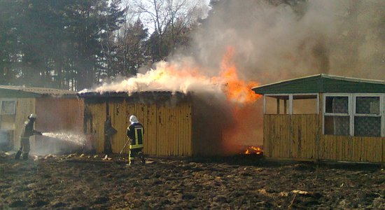 Foto: Ugunsgrēks bijušajā bērnu atpūtas nometnē