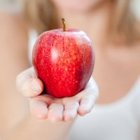 Tuvplānā – sārtvaidzis ābols. Palīdz notievēt un mazina risku saslimt ar vēzi