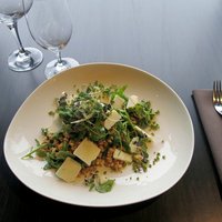 Svaigie salāti ar turku zirņiem un citrusu pesto no Endija Vīnerta