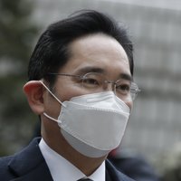'Samsung' vadītājam korupcijas lietā piespriež divarpus gadu cietumsodu