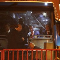 Video: 'WestHam United' fani pirms spēles uzbrukuši 'Manchester United' autobusam