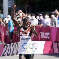 Kenijiete Džepčirčira triumfē olimpiskajā maratonā