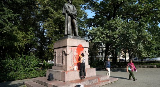 В Риге осквернен памятник Барклаю де Толли; постамент облили краской