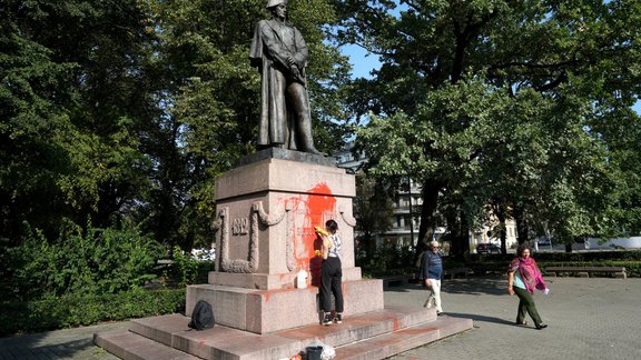 Apķēpāts piemineklis ģenerālfeldmaršalam Mihailam Barklajam de Tolli Esplanādē