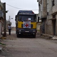 Aplenktā Sīrijas pilsētā piegādāts līdz šim lielākais humānās palīdzības sūtījums