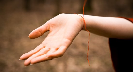 Dzīpars ap plaukstas locītavu – kā šis amulets darbojas?