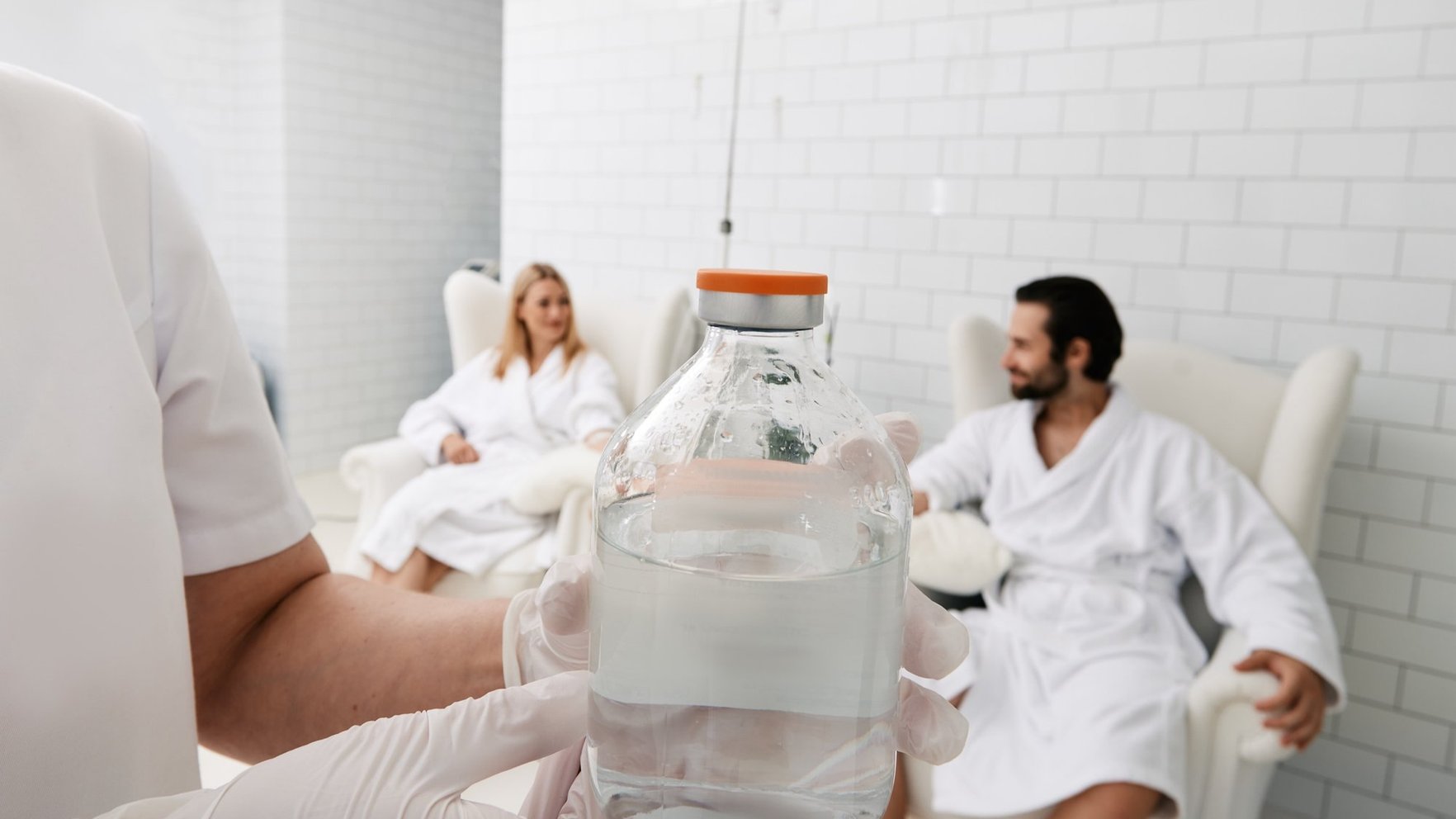 Vitamīnu "kokteilīti" tieši vēnā? Kam derīga un kam lieka modīgā procedūra