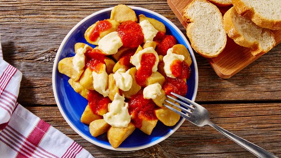 patatas bravas cepti kartupeļi ēdiens