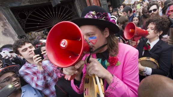 'Arcade Fire' godina Deividu Boviju Ņūorleānā - 7