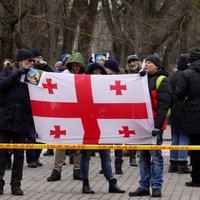 Foto: Rīgā akcijā Saakašvili atbalstam pulcējušies ap 30 cilvēku