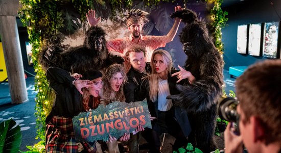 Foto: Nosvinēta eksotiskās filmas 'Ziemassvētki džungļos' pirmizrāde