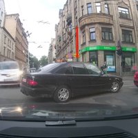 Video: Nadzīgs 'Mercedes' vadītājs nekaunīgi iebrauc krustojumā