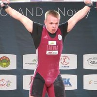 Латвийские штангисты на чемпионате Европы берут золото и серебро