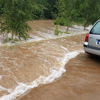 Plūdu dēļ Latgalē slēgts arī autoceļa posms pie Švirkstiem