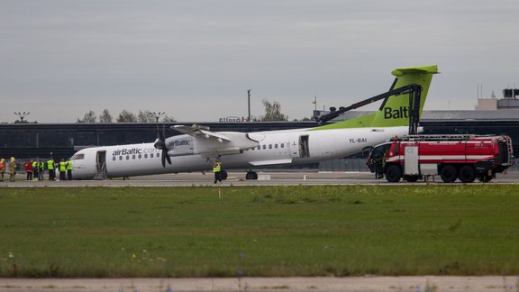 'airBaltic' avārijas nosēšanās Rīgas lidostā - 9