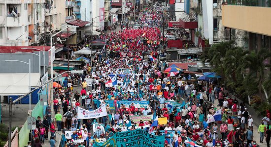 Tūkstošiem panamiešu demonstrācijās pauž neapmierinātību ar inflāciju un korupciju