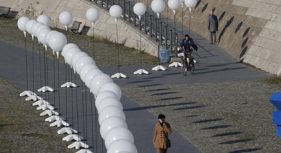 Mangaļsalā atrod no Berlīnes mūra krišanas svinībām atpūstu balonu