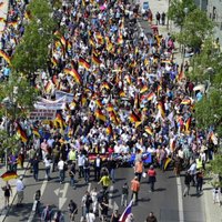 Foto: Berlīnes ielās norit vērienīga eiroskeptiķu partijas un viņu pretinieku demonstrācija