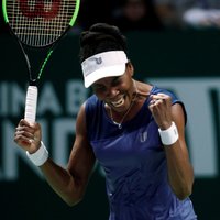 Venusa Viljamsa pārspēj Mugurusu un iekļūst WTA finālturnīra pusfinālā