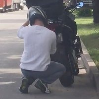 Video: Policija pieķērusi BMW motociklistu ar dubļiem maskētu numurzīmi