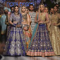 Foto: Krāšņi un tradīcijām bagāti kāzu tērpi Pakistānas modes nedēļā