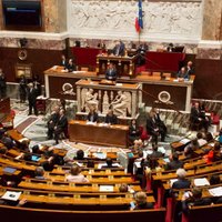 Francijas valdība iztur ar darba tirgus reformām saistīto neuzticības balsojumu