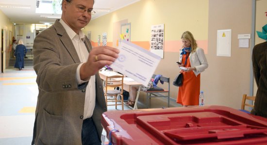 Pēc aptuveni 90% balsu saskaitīšanas līderos joprojām JV, 'Saskaņa' un VL-TB/LNNK