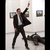 Pasaules preses foto balvu saņem attēls ar Krievijas vēstnieka slepkavu