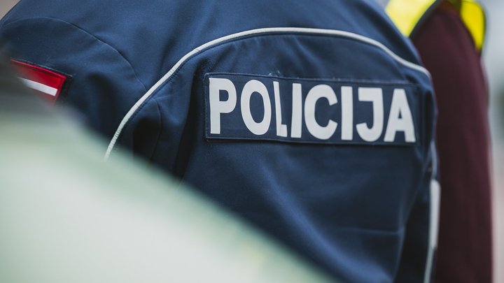 Ogres novadā kravas automašīna notriec un nāvējoši savaino gājēju