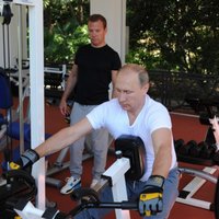 Video: Kā Putins un Medvedevs Sočos svīst svaru zālē