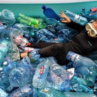PET pudeles stāsts. Kā Jelgavā pārstrādā sašķiroto plastmasu?