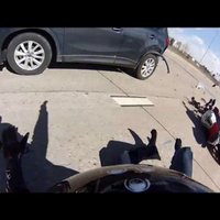 Video: Motociklists ar 225 km/h ietriecas auto aizmugurē un izdzīvo