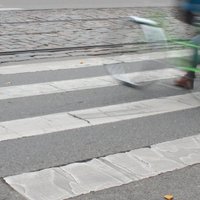Uz Latvijas ceļiem notriekti divi gājēji un velosipēdists