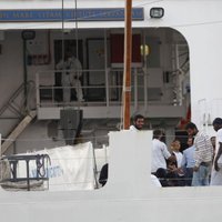 Itālija neļauj migrantiem kāpt krastā