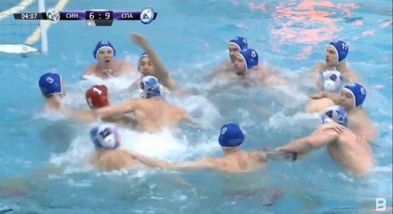 Video: Krievijā kautiņu baseinā sarīko ūdenspolo spēlētāji