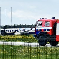 "Думали, что у самолета технические проблемы." Латвийские пассажиры "угнанного" самолета Ryanair едут домой
