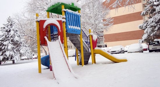 Rotaļu laukumu mazgāšana paredzēta pavasarī; mudina izvērtēt vajadzību tos izmantot ziemā