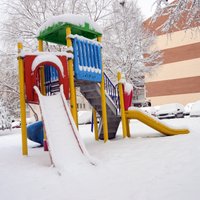 Rotaļu laukumu mazgāšana paredzēta pavasarī; mudina izvērtēt vajadzību tos izmantot ziemā