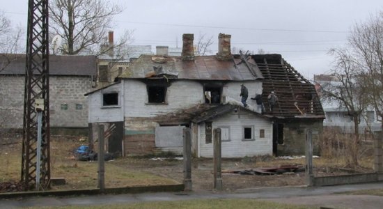 Kam būtu jāatbild par šiem dauzoņām uz grausta jumta?