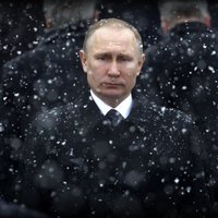 Skripaļa indēšana pirms vēlēšanām uzlabo Putina tēlu, lēš medijs