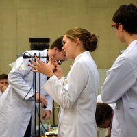 Ķīmijas entuziasti – studenti izveidojuši lekciju programmu vidusskolēniem